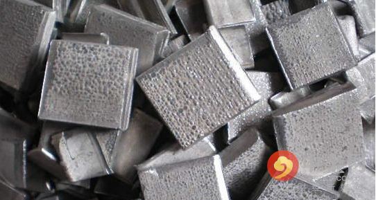 5月期鎳連續第三個月下跌，周四觸及去年6月來最低水準每噸8,810美元，今年迄今下跌12%，是跌幅最大的主要基本金屬。